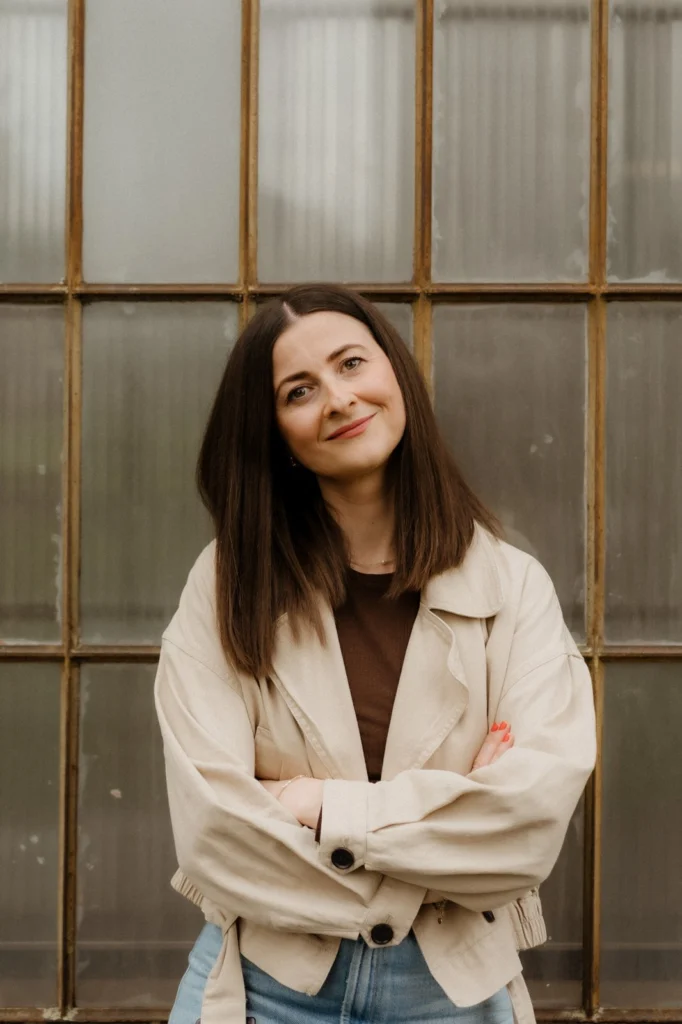 Kristýna Plundrová u okna
